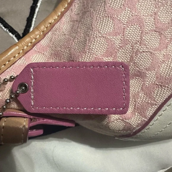 COACH Hobo Mini Signature One-Shoulder Bag Pink Leather Canvas
6351 - Picture 4 of 9